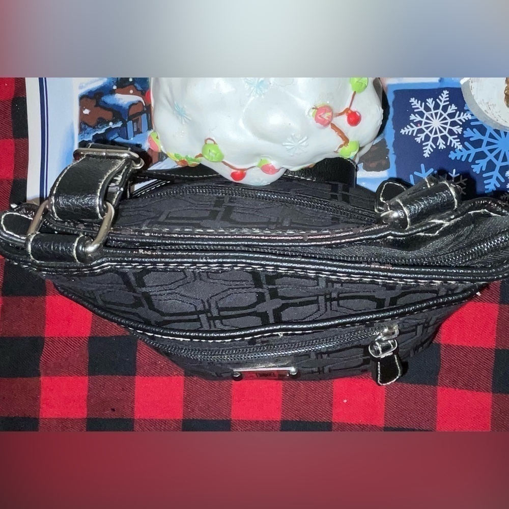 Black Shoulder Bag Medium Size in Excellent New Condition Generous Room! - Picture 4 of 8
